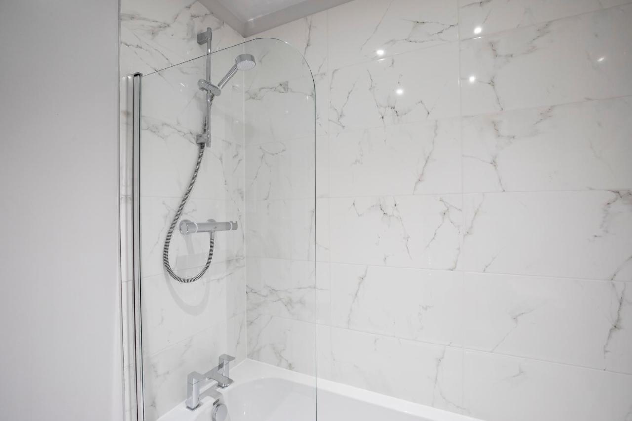 Elliot Oliver - Chic 2 Bedroom Town Centre Apartment Cheltenham Eksteriør billede